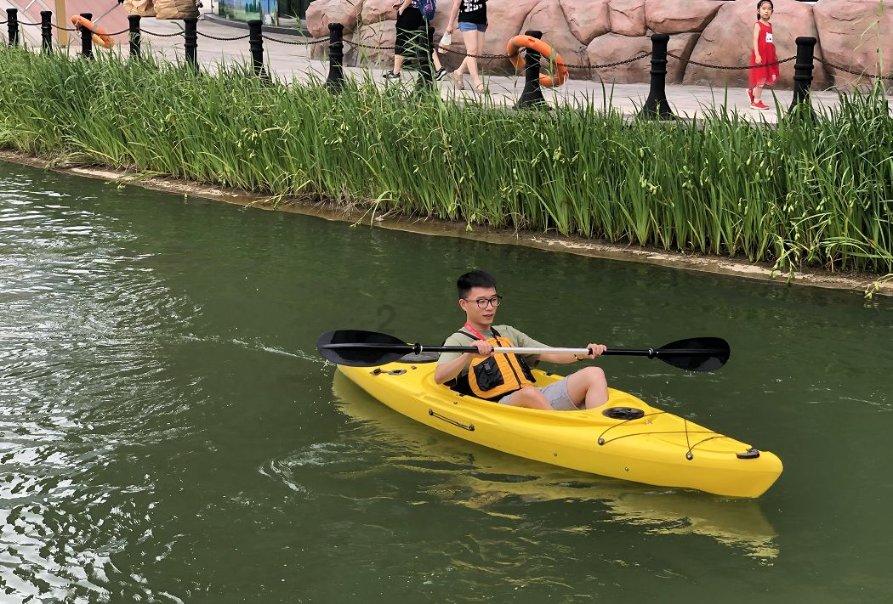 迷失在街头的男孩